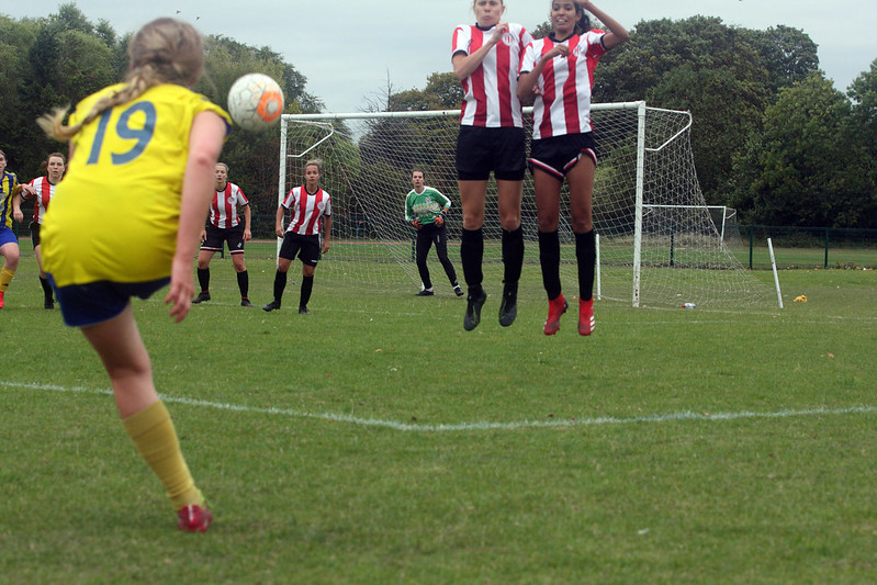 Emily Link and Larissa Vieira jump in the wall